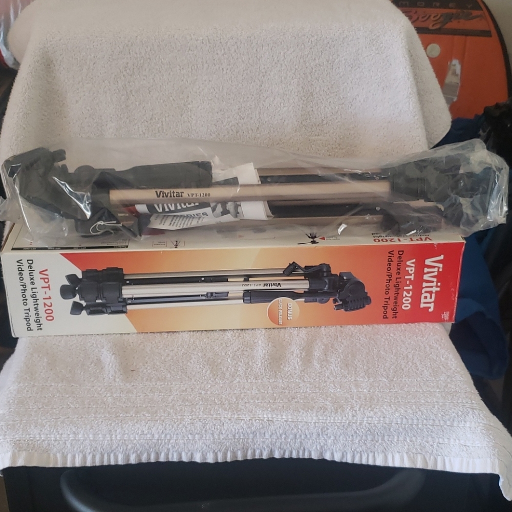 Vivitar VPT-1200 Deluxe Lightweight  Tripod with B